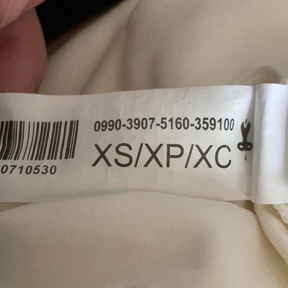 Turtle Neck White No Sleeve Shirt - Picture 4 of 4